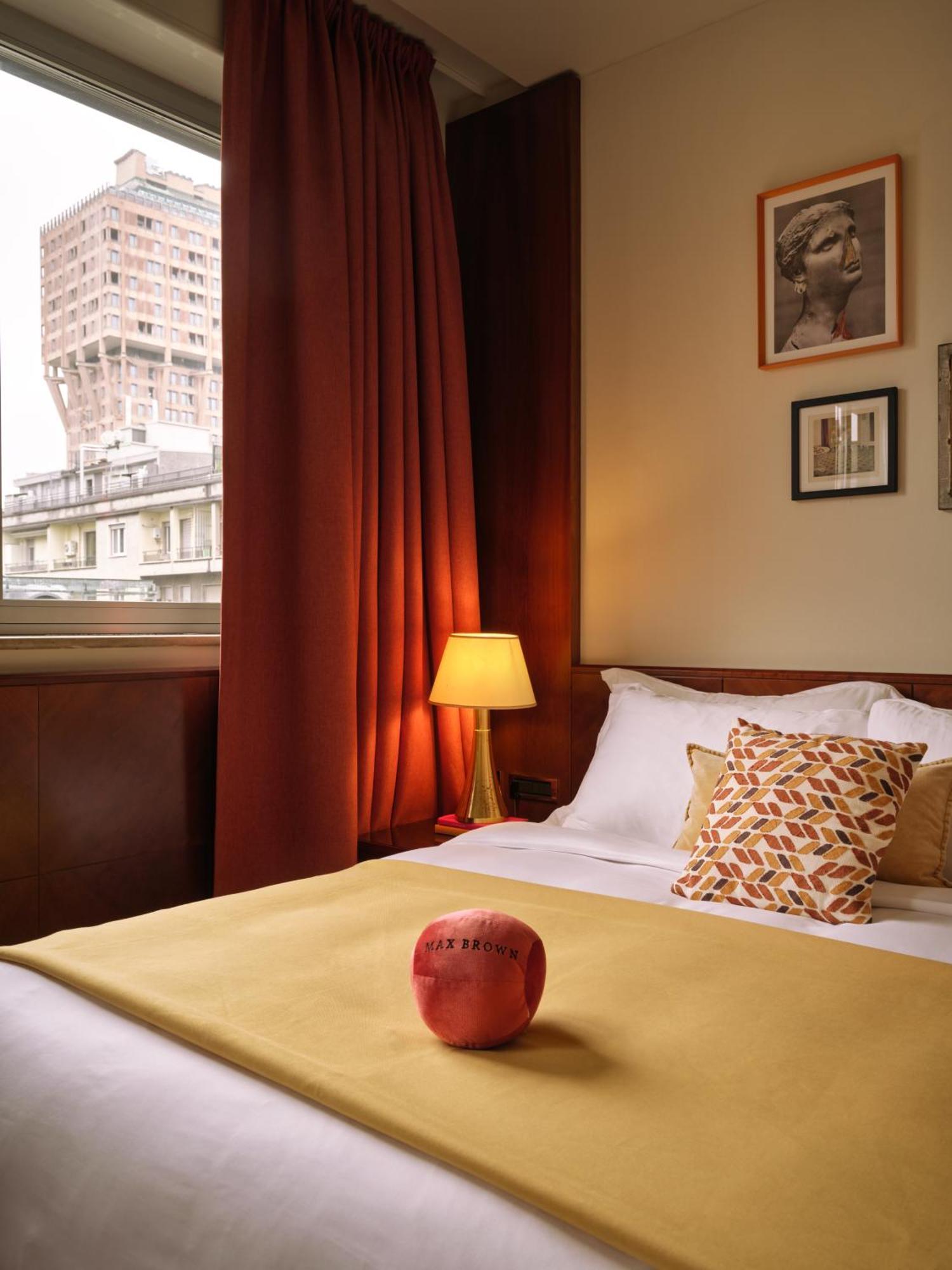 Max Brown Missori, Part Of Sircle Collection 4* Milan